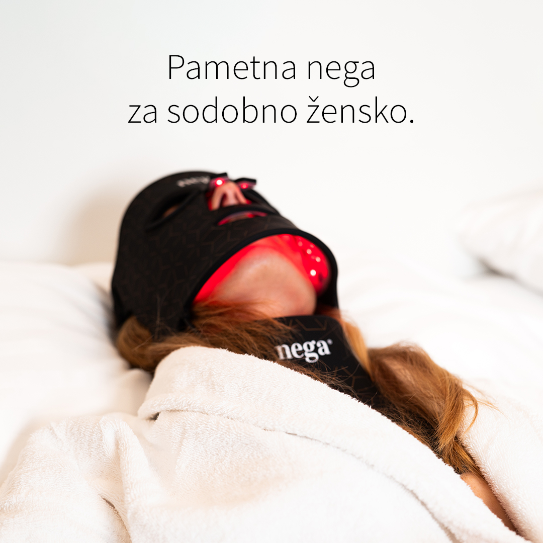 O femeie folosește masca LED LuxGlow în pat